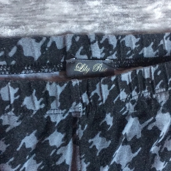 Lily Rose Pattern Cropped Leggings - Picture 2 of 2